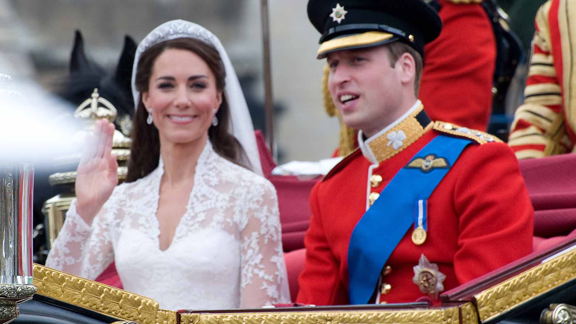 Kate middleton wedding dress hi-res stock photography and images - Alamy